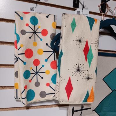 NEW RETRO MATERIAL TABLE RUNNER AND 4 DISH TOWELS