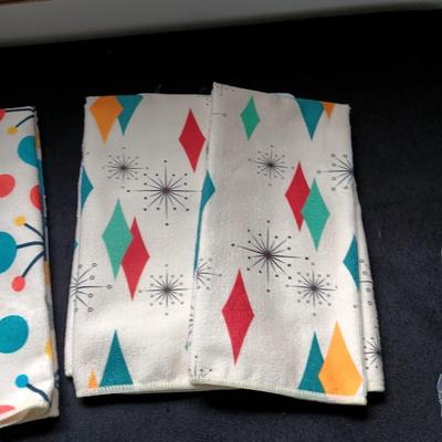 NEW 4 RETRO MATERIAL DISH TOWELS AND METAL WALL ART