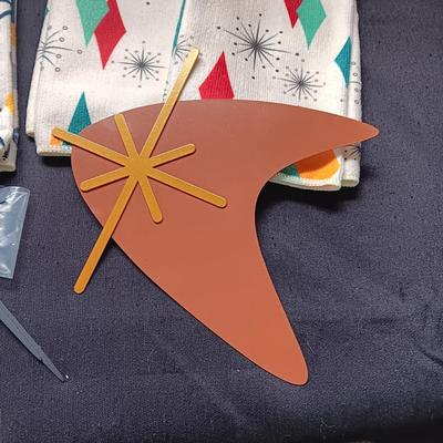 NEW 4 RETRO MATERIAL DISH TOWELS AND METAL WALL ART
