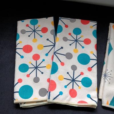 NEW 4 RETRO MATERIAL DISH TOWELS AND METAL WALL ART