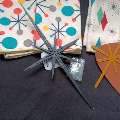 NEW 4 RETRO MATERIAL DISH TOWELS AND METAL WALL ART