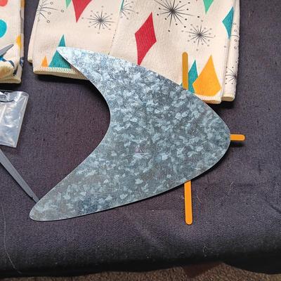 NEW 4 RETRO MATERIAL DISH TOWELS AND METAL WALL ART