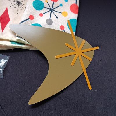NEW 4 RETRO MATERIAL DISH TOWELS AND METAL WALL ART