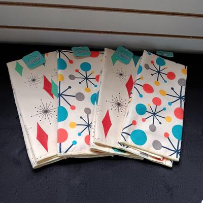 NEW 4 RETRO MATERIAL DISH TOWELS AND METAL WALL ART