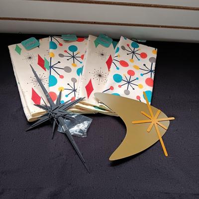 NEW 4 RETRO MATERIAL DISH TOWELS AND METAL WALL ART