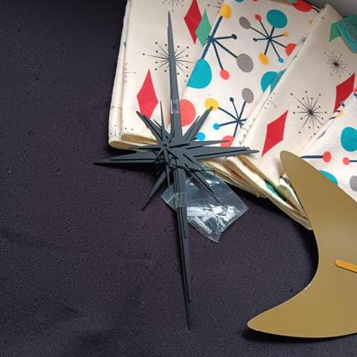 NEW 4 RETRO MATERIAL DISH TOWELS AND METAL WALL ART