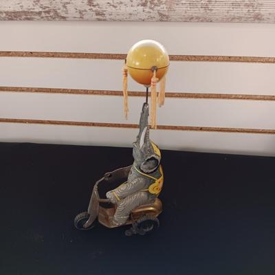 VERY CUTE WORKING TIN WIND UP ELEPHANT