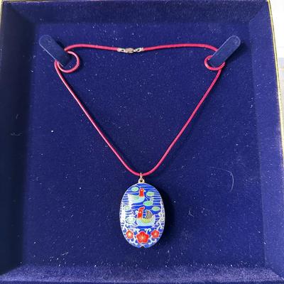 VINTAGE DUCKS PUFFY OVAL CLOISONNÉ ENAMEL NECKLACE AND VINTAGE RED GLASS TWIST SCREW ON EARRINGS