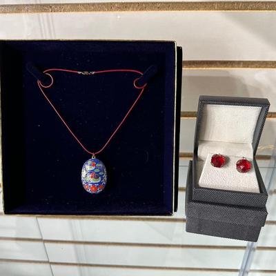 VINTAGE DUCKS PUFFY OVAL CLOISONNÉ ENAMEL NECKLACE AND VINTAGE RED GLASS TWIST SCREW ON EARRINGS
