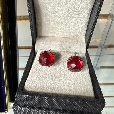 VINTAGE DUCKS PUFFY OVAL CLOISONNÉ ENAMEL NECKLACE AND VINTAGE RED GLASS TWIST SCREW ON EARRINGS