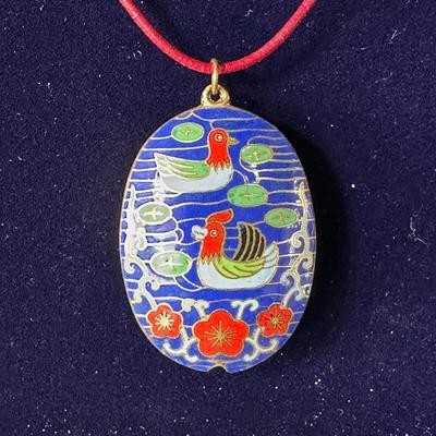 VINTAGE DUCKS PUFFY OVAL CLOISONNÉ ENAMEL NECKLACE AND VINTAGE RED GLASS TWIST SCREW ON EARRINGS