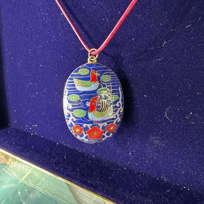 VINTAGE DUCKS PUFFY OVAL CLOISONNÉ ENAMEL NECKLACE AND VINTAGE RED GLASS TWIST SCREW ON EARRINGS