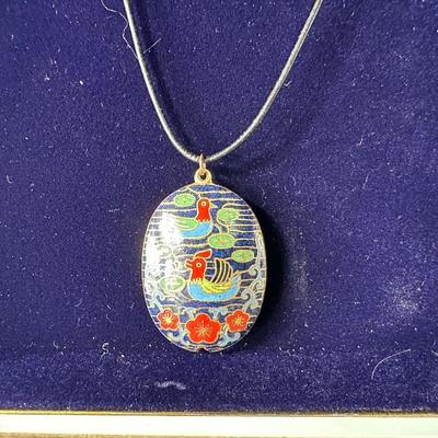 VINTAGE DUCKS PUFFY OVAL CLOISONNÉ ENAMEL NECKLACE AND VINTAGE PINK AND GOLD CLIP-ON EARRINGS