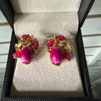 VINTAGE DUCKS PUFFY OVAL CLOISONNÉ ENAMEL NECKLACE AND VINTAGE PINK AND GOLD CLIP-ON EARRINGS