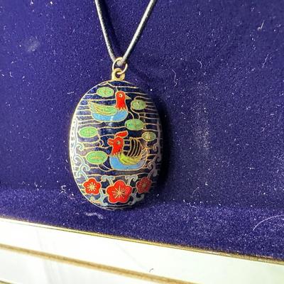 VINTAGE DUCKS PUFFY OVAL CLOISONNÉ ENAMEL NECKLACE AND VINTAGE PINK AND GOLD CLIP-ON EARRINGS