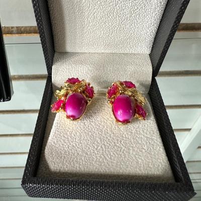 VINTAGE DUCKS PUFFY OVAL CLOISONNÉ ENAMEL NECKLACE AND VINTAGE PINK AND GOLD CLIP-ON EARRINGS