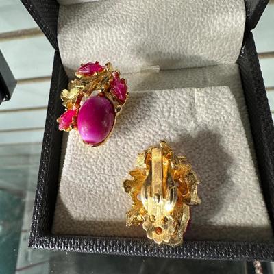 VINTAGE DUCKS PUFFY OVAL CLOISONNÉ ENAMEL NECKLACE AND VINTAGE PINK AND GOLD CLIP-ON EARRINGS