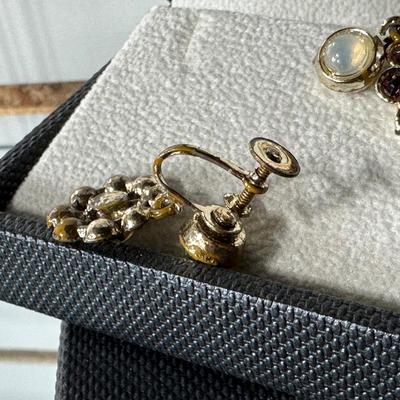 VINTAGE SILVER TONE PURPLE STONE SCREW ON EARRINGS, RETRO GOLD STARBURST ADJUSTABLE RING AND AMBER NECKLACE BY MAZUKNA