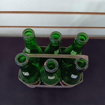 TIN 7up SMALL BOTTLE CARRIER WITH 6 EMPTY BOTTLES
