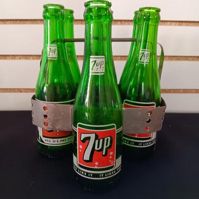 TIN 7up SMALL BOTTLE CARRIER WITH 6 EMPTY BOTTLES