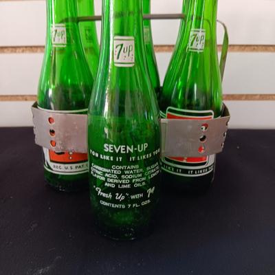 TIN 7up SMALL BOTTLE CARRIER WITH 6 EMPTY BOTTLES