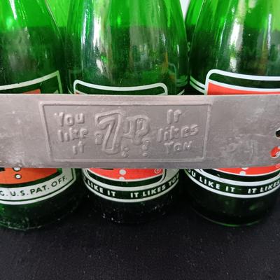 TIN 7up SMALL BOTTLE CARRIER WITH 6 EMPTY BOTTLES