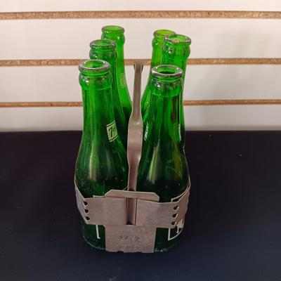 TIN 7up SMALL BOTTLE CARRIER WITH 6 EMPTY BOTTLES