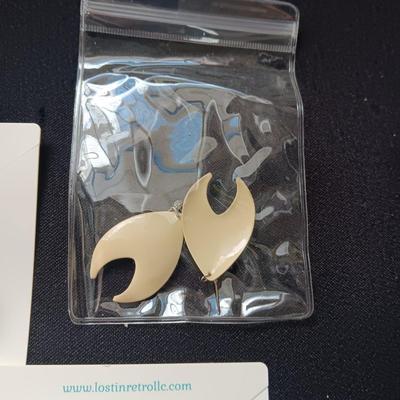 BROOCHES AND PIERCED EARRINGS
