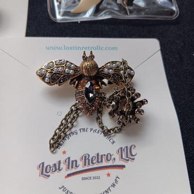 BROOCHES AND PIERCED EARRINGS