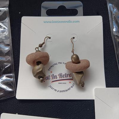 BROOCHES AND PIERCED EARRINGS
