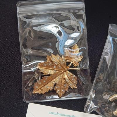 BROOCHES AND PIERCED EARRINGS