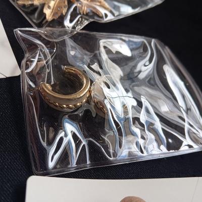 BROOCHES AND PIERCED EARRINGS
