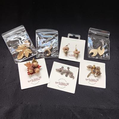 BROOCHES AND PIERCED EARRINGS