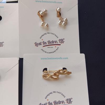 CLIP ON EARRINGS AND BROOCHES (4)