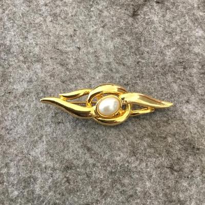 Vintage gold tone faux pearl brooch