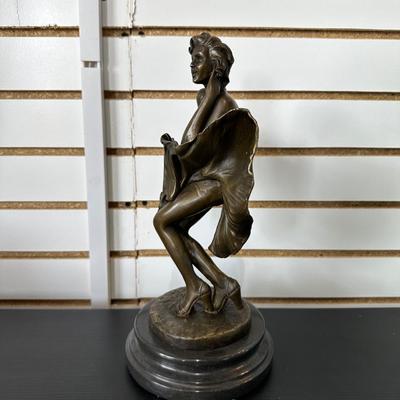 MARILYN MONROE STATUE