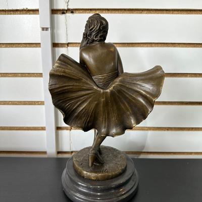 MARILYN MONROE STATUE