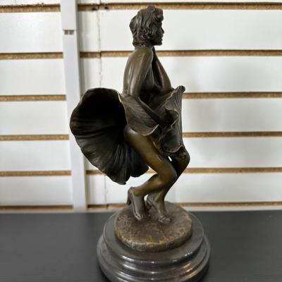 MARILYN MONROE STATUE