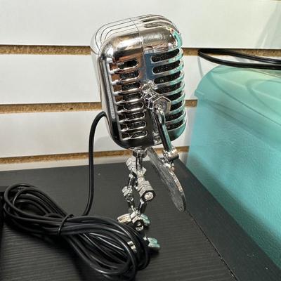 FENDER KEYRING AMPLIFIER LOOK HOLDER & MICROPHONE GUITAR PLAYER