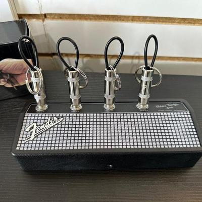 FENDER KEYRING AMPLIFIER LOOK HOLDER & MICROPHONE GUITAR PLAYER