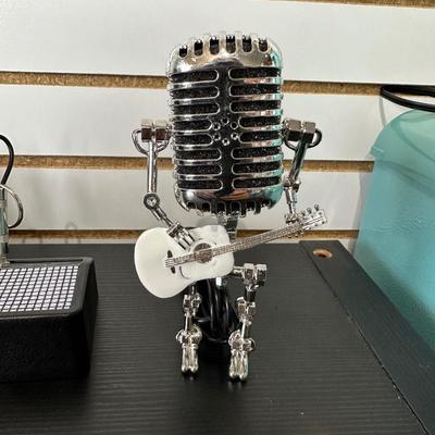FENDER KEYRING AMPLIFIER LOOK HOLDER & MICROPHONE GUITAR PLAYER