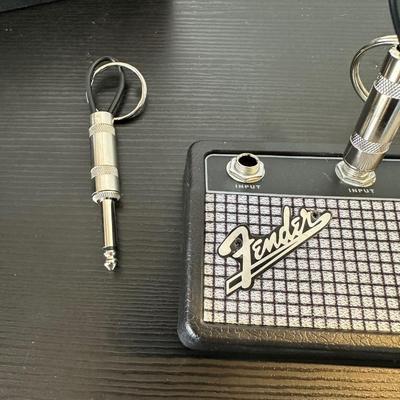 FENDER KEYRING AMPLIFIER LOOK HOLDER & MICROPHONE GUITAR PLAYER
