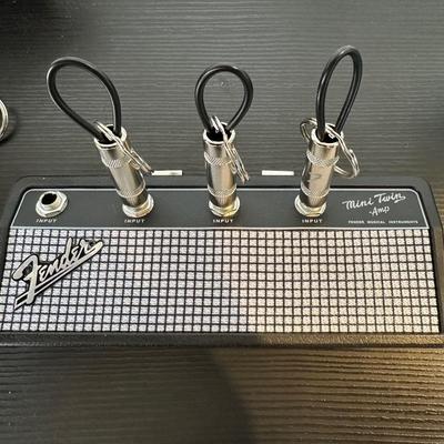 FENDER KEYRING AMPLIFIER LOOK HOLDER & MICROPHONE GUITAR PLAYER