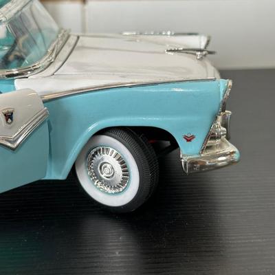 DIE-CAST '55 FORD FAIRLANE CROWN VICTORIA MODEL CAR
