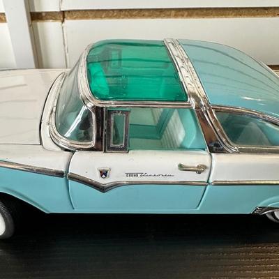 DIE-CAST '55 FORD FAIRLANE CROWN VICTORIA MODEL CAR