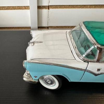 DIE-CAST '55 FORD FAIRLANE CROWN VICTORIA MODEL CAR