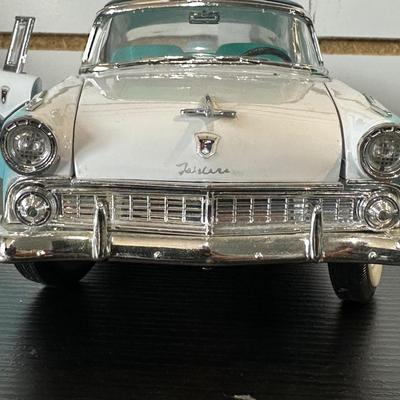DIE-CAST '55 FORD FAIRLANE CROWN VICTORIA MODEL CAR