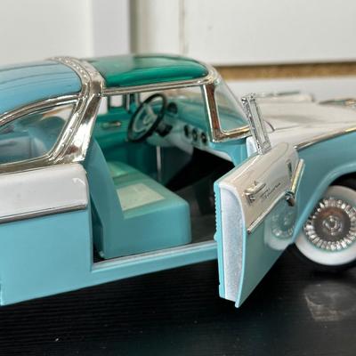 DIE-CAST '55 FORD FAIRLANE CROWN VICTORIA MODEL CAR