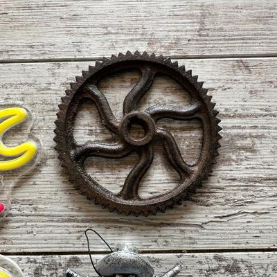 NEON LOOK LIGHTED SIGN PLUS IRON DECOR (3)