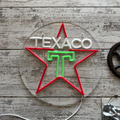 NEON LOOK LIGHTED SIGN PLUS IRON DECOR (4)